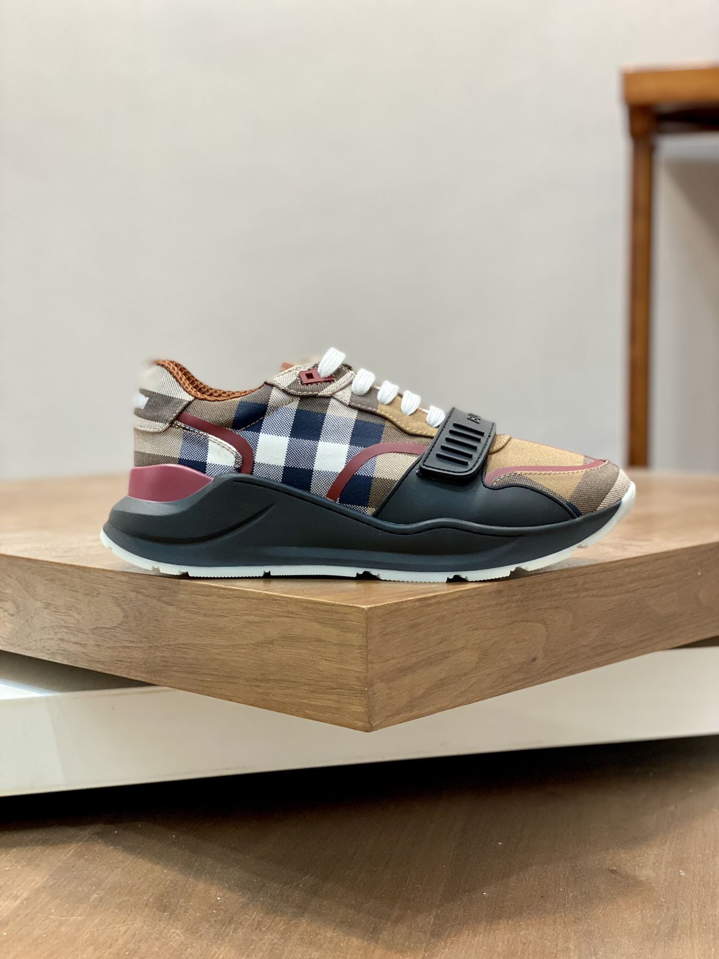 Burberry Low Shoes